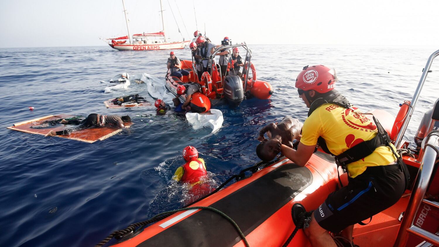 Open Arms, nuovo intervento: ora a bordo ha 123 immigrati