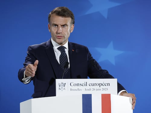 Il voto di fiducia e l'ombra delle elezioni, perché il governo (e Macron) ora rischiano: "Pericolo immediato"