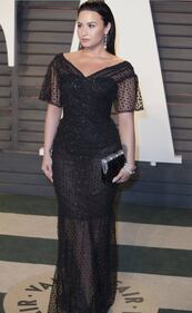 Demi Lovato hot in calze a rete 2