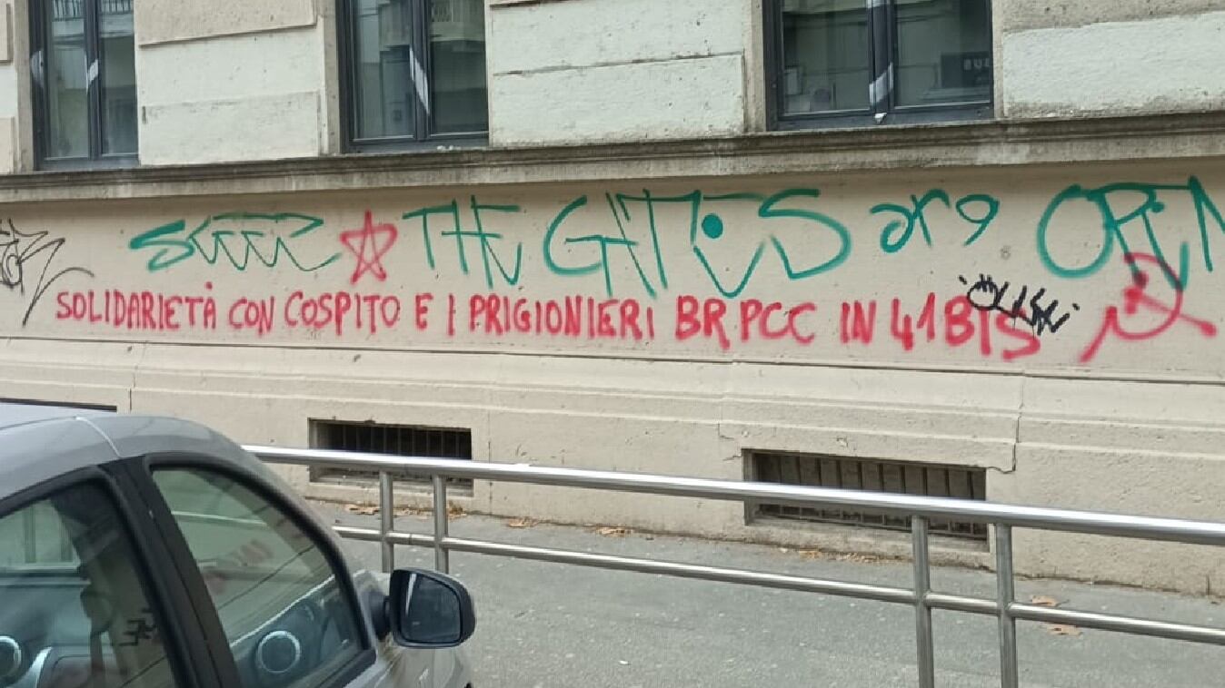 "Per Cospito e le Br". La scritta choc degli anarchici "coccolati" dal Pd