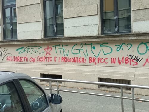 "Per Cospito e le Br". La scritta choc degli anarchici "coccolati" dal Pd