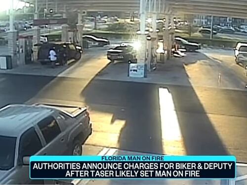 Choc negli Usa, poliziotto usa il taser in una stazione di servizio e dà fuoco a un uomo