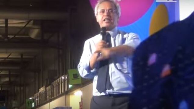 Mentana insulta un giornalista dal palco: "Sei un co... professionista del raggiro"