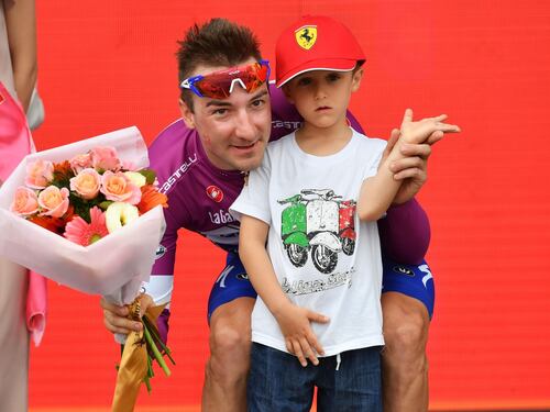 Giro d'Italia, Viviani vince allo sprint. Maglia rosa all'australiano Dennis