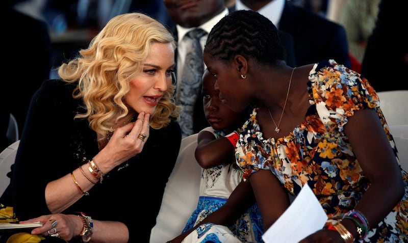 Madonna e Sharon Stone: sexy dive a confronto 7