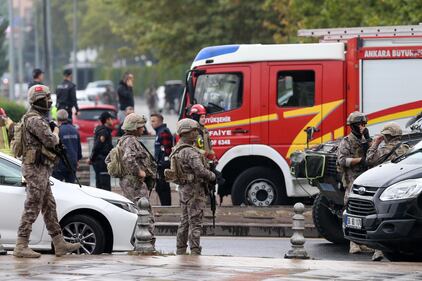 Attentato in Turchia: kamikaze si fa esplodere davanti al ministero degli Interni ad Ankara 4