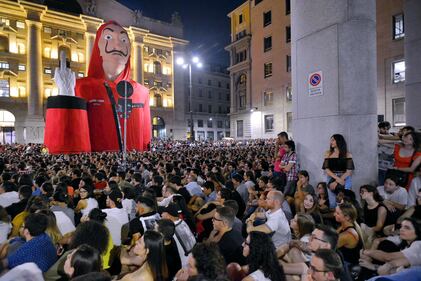 A Milano, a Piazza Affari la prima de "La Casa di Carta"  5