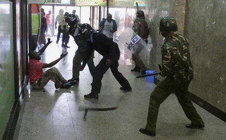 Kenya: polizia usa gas lacrimogeni contro i manifestanti 10