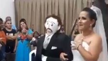 Non trova marito e sposa un pupazzo. Che la tradisce...