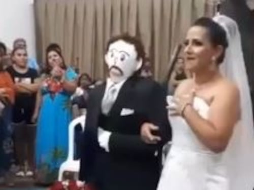 Non trova marito e sposa un pupazzo. Che la tradisce...