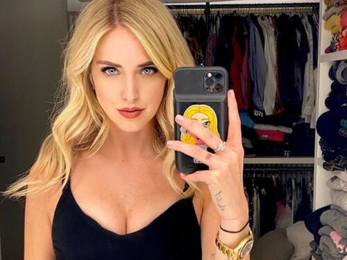 "È inutile che metti il push up". E Chiara Ferragni ironizza: "Così vedono il panorama"