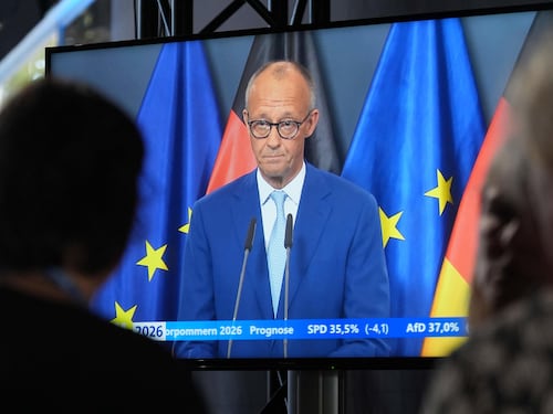Germania, in Meclemburgo-Pomerania AfD in testa con il 38%, la sinistra radicale vince a Berlino. Merz ammette il “disastro” ma non si dimette
