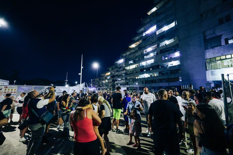 Crolla ballatoio a Scampia: 2 morti e 13 feriti nella Vela Celeste 3