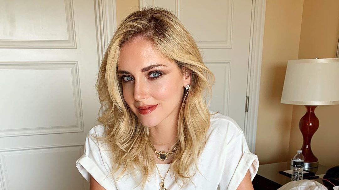 Chiara Ferragni: "Sei più piatta del mare alle tue spalle"