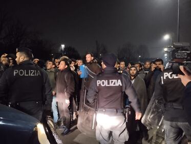 File interminabili di richiedenti asilo davanti alla Questura di via Cagni a Milano 6