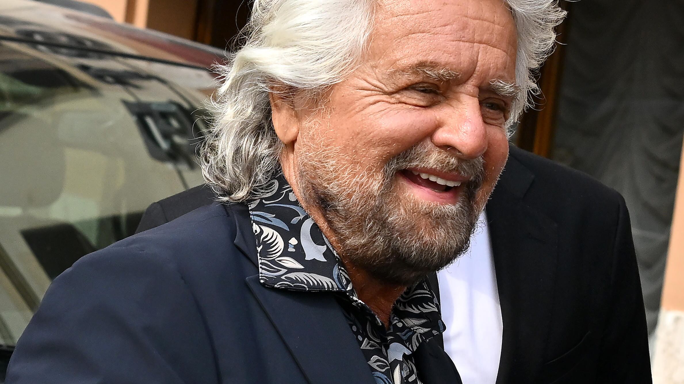 "Cashless, prediamo esempio". La sparata di Grillo sul contante