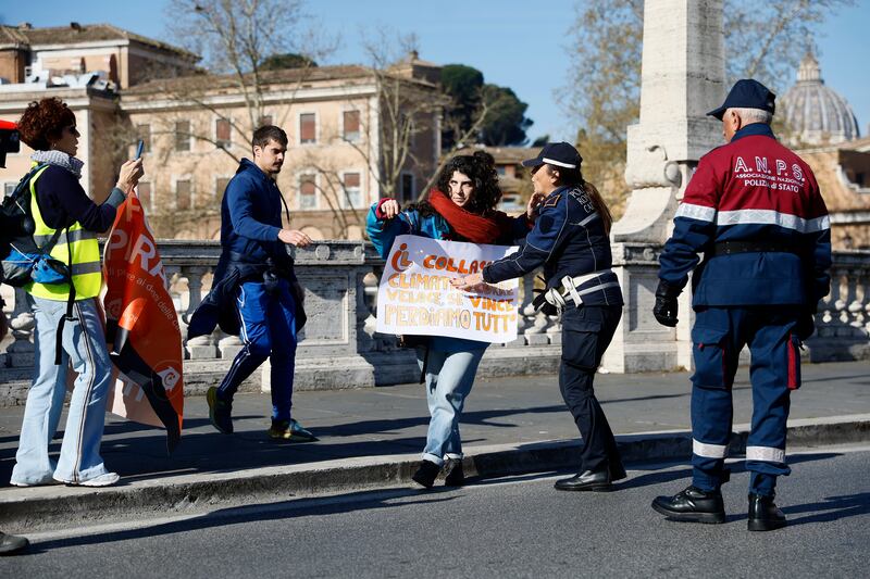Roma, attivisti di Ultima Generazione interrompono maratona: le immagini 4