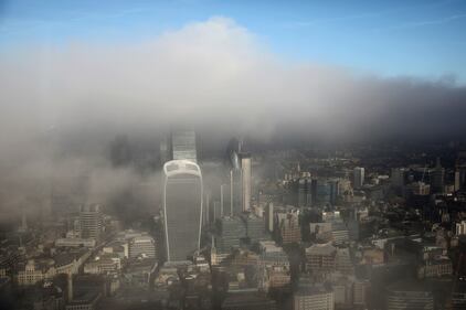 La famigerata nebbia di Londra ricopre la parte orientale della città 4