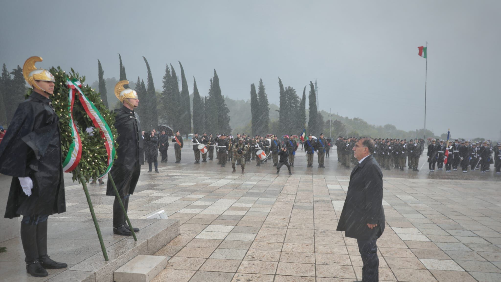 "Memoria e gratitudine". La Russa celebra il 4 novembre sotto il diluvio