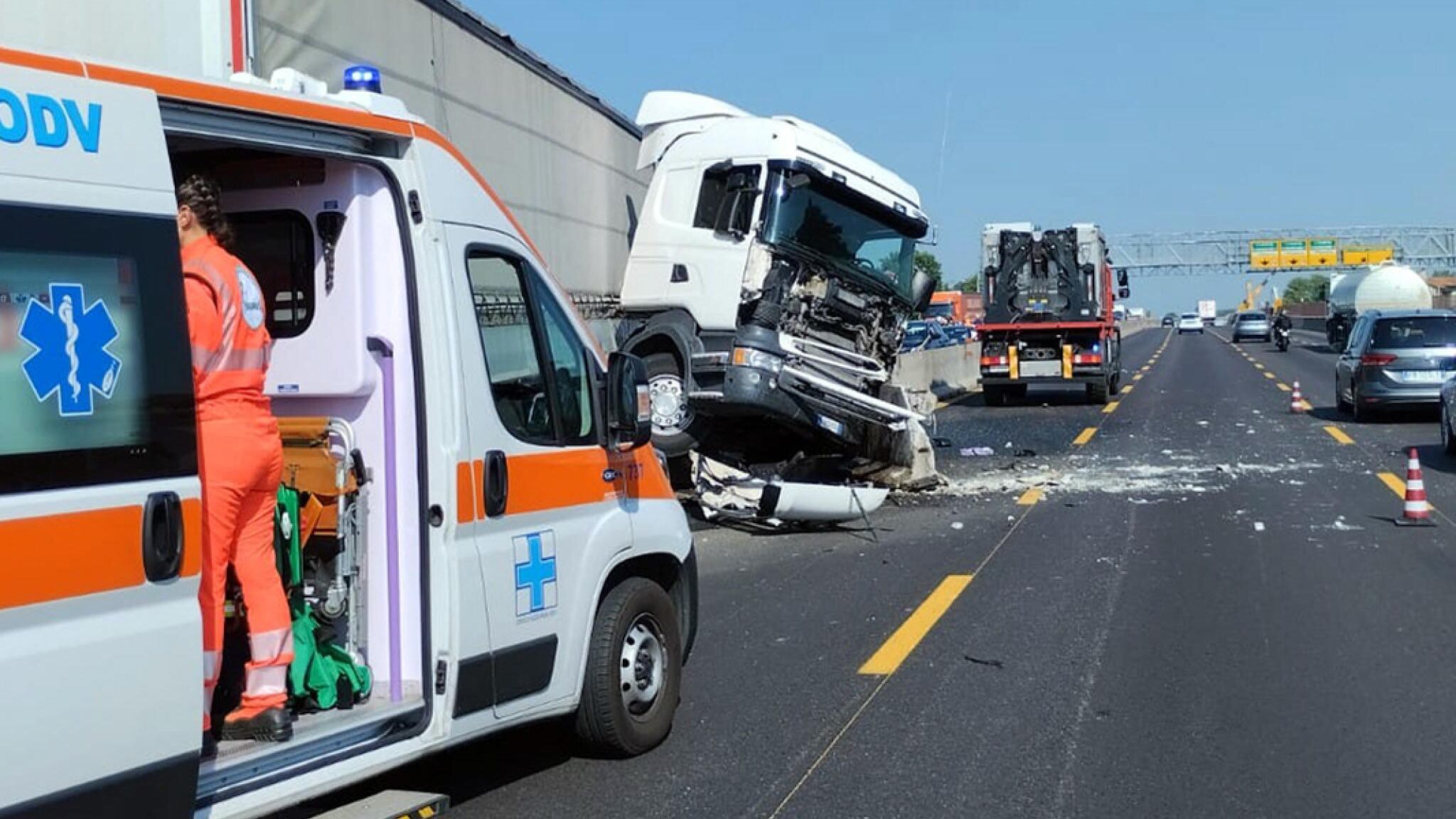 Milano, 3 feriti sulla A8. Tir invade la carreggiata: traffico in tilt per ore