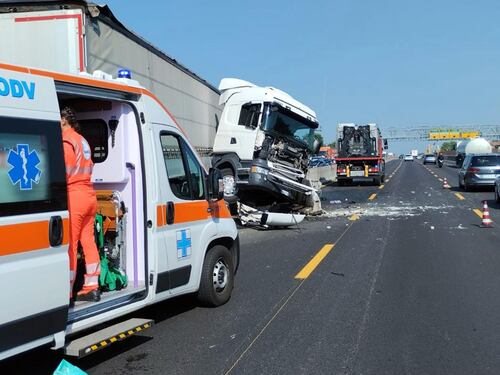 Milano, 3 feriti sulla A8. Tir invade la carreggiata: traffico in tilt per ore