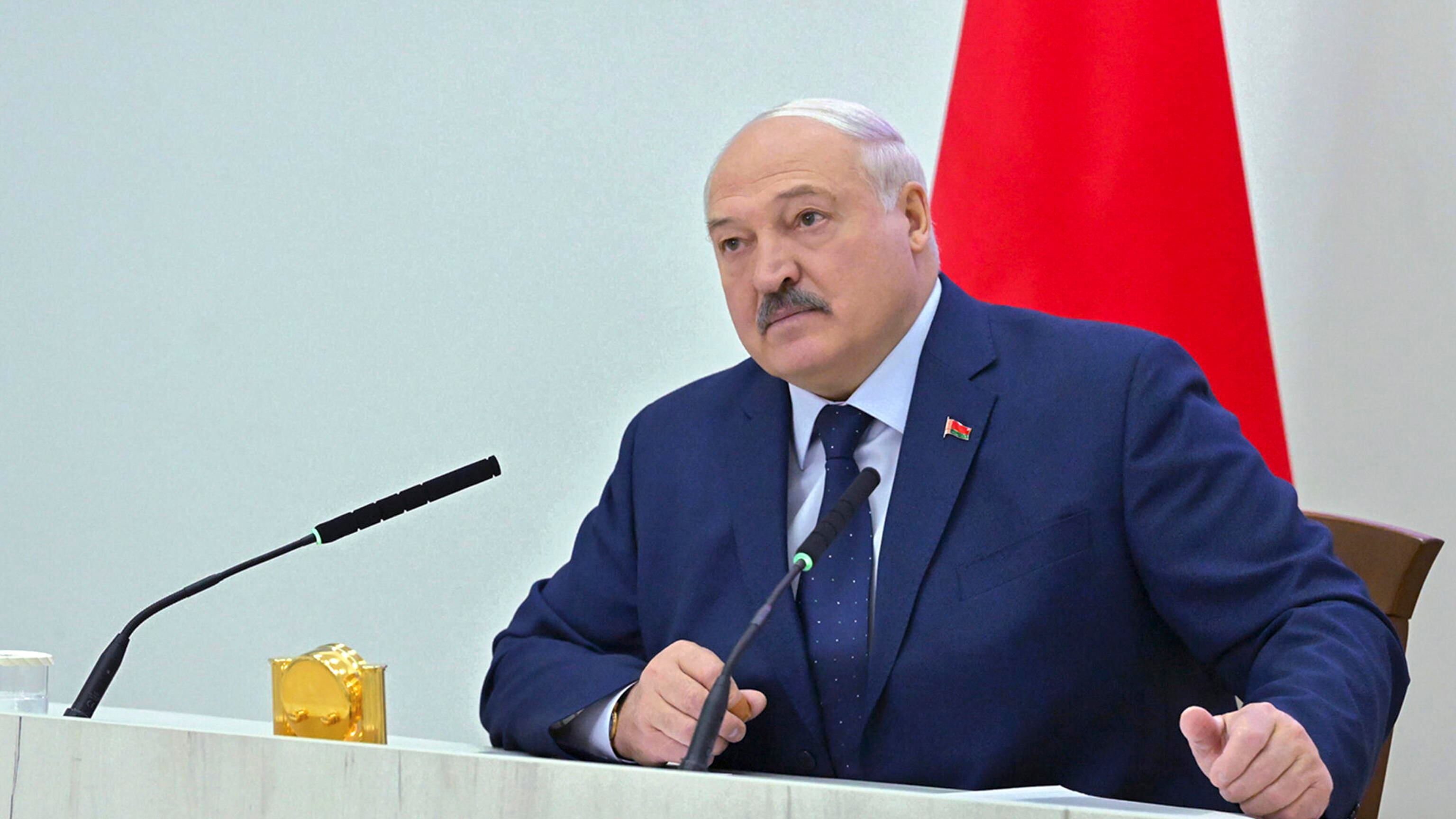 Bielorussia, Lukashenko eletto ancora presidente. Ue: "Elezioni farsa"