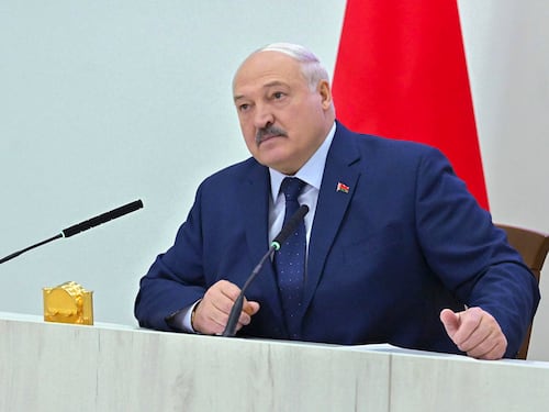 Bielorussia, Lukashenko eletto ancora presidente. Ue: "Elezioni farsa"