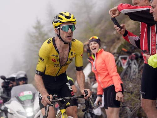 Giro d’Italia, sul Colle delle Finestre capolavoro di Yates, che si prende la maglia rosa