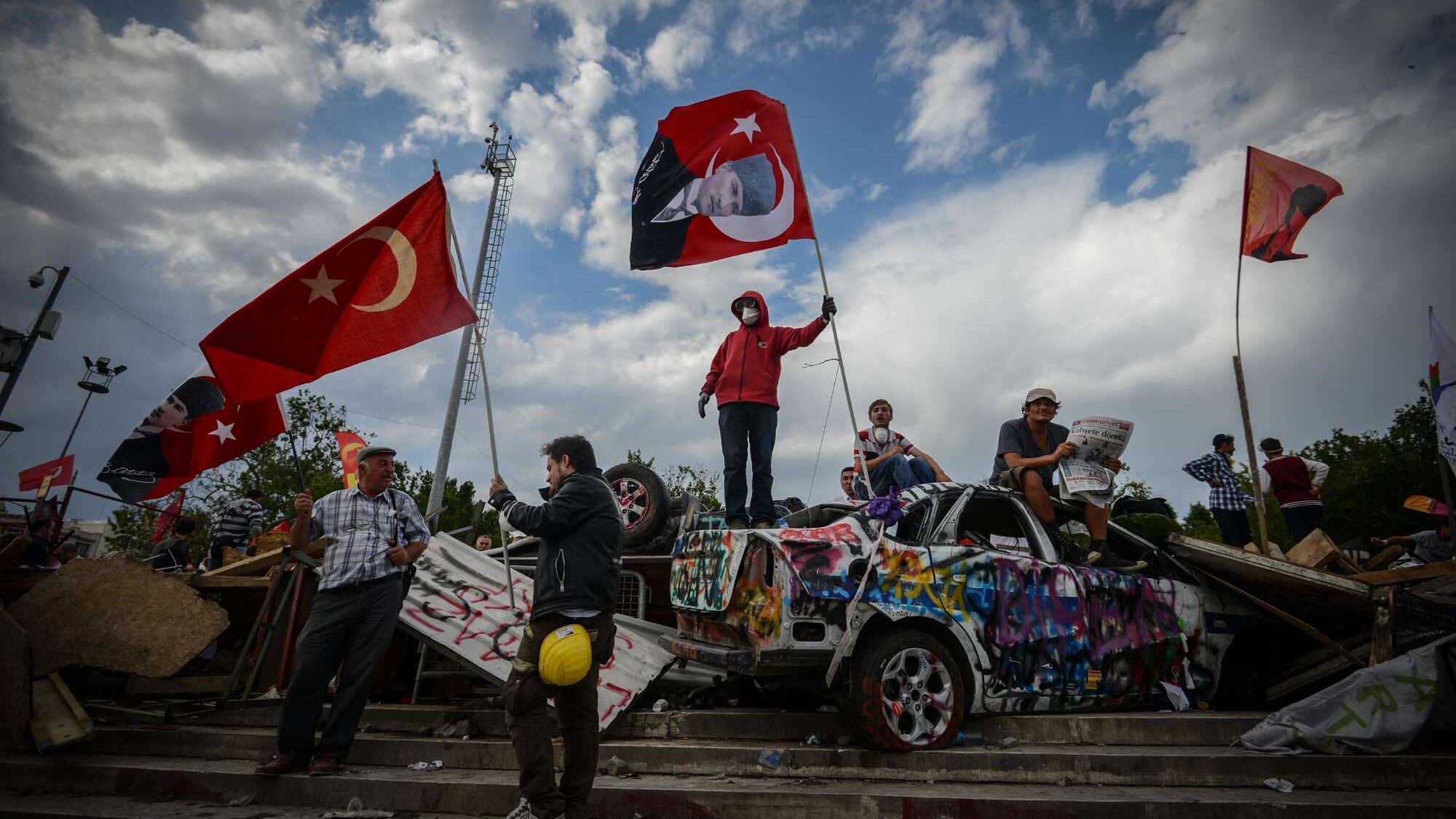 Istanbul, bulldozer in azione. Parlamento Ue: basta violenze. Ma Erdogan non ci sta