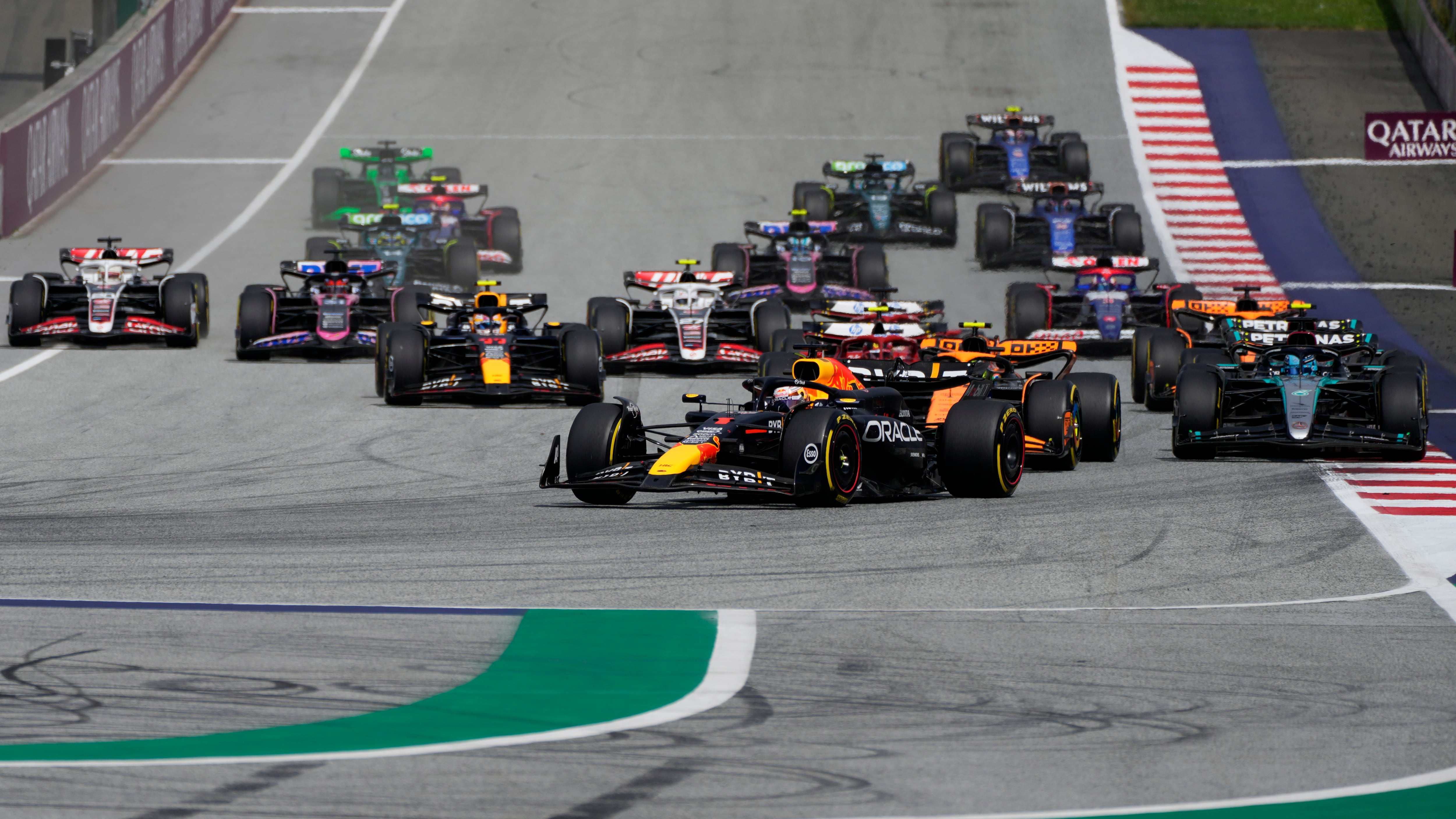 F1, caos in Austria: Verstappen fa fuori Norris, vince Russell. Sainz 3°, Leclerc solo 11°