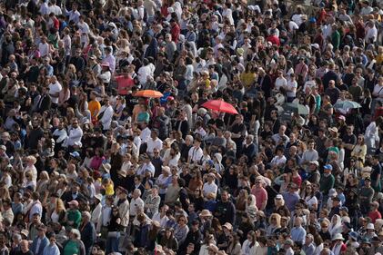 La folla a Piazza San Pietro per rendere omaggio alla salma di Papa Francesco 7