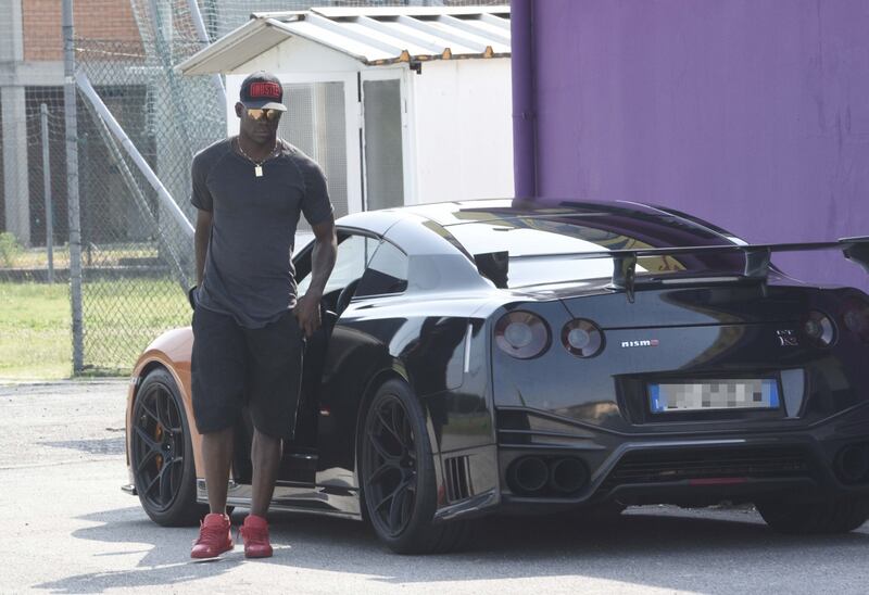 Balotelli e la sua macchina di lusso: gli scatti del nuovo gioiello di Supermario 10