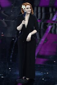 Sanremo 2018, Noemi in abito nero e profonda scollatura 1