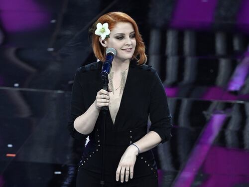 Sanremo 2018, Noemi in abito nero e profonda scollatura