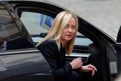 Giorgia Meloni a bordo dell'auto lascia il Quirinale 8
