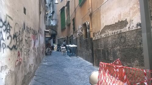 Donne che si prostituiscono in pieno giorno nei vicoli di via Oronzio Costa