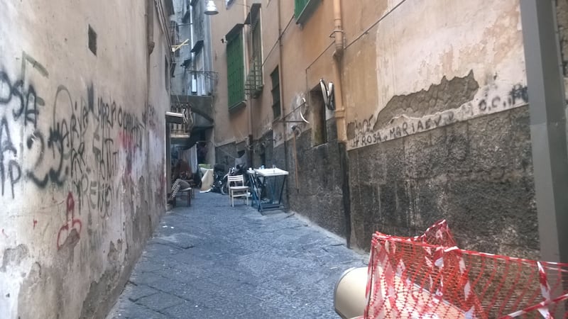 Donne che si prostituiscono in pieno giorno nei vicoli di via Oronzio Costa