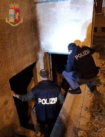 Taranto, pistola e spade nello scantinato di casa 2