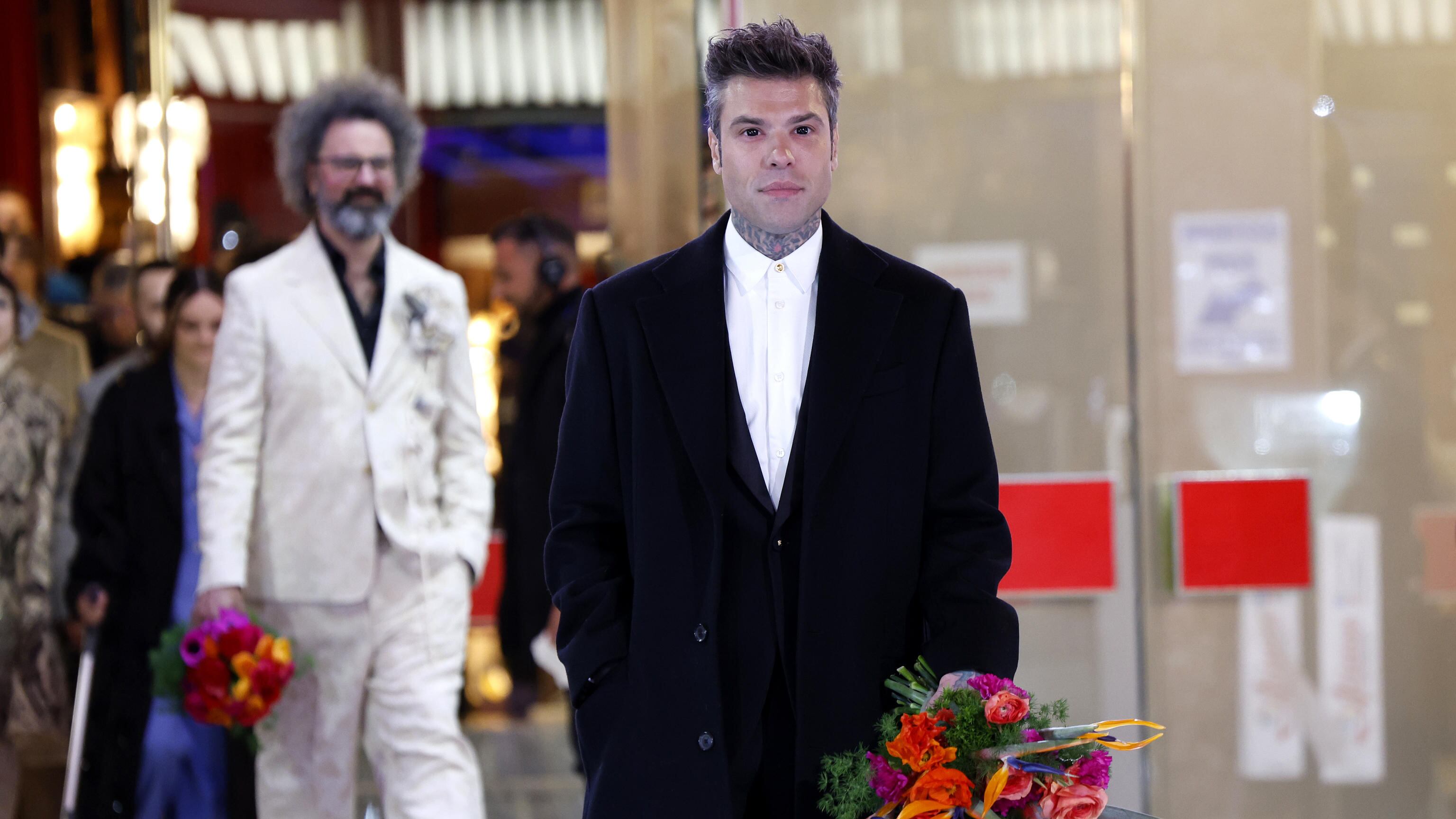 Cos'aveva agli occhi Fedez sul green carpet di Sanremo? La foto che preoccupa i fan