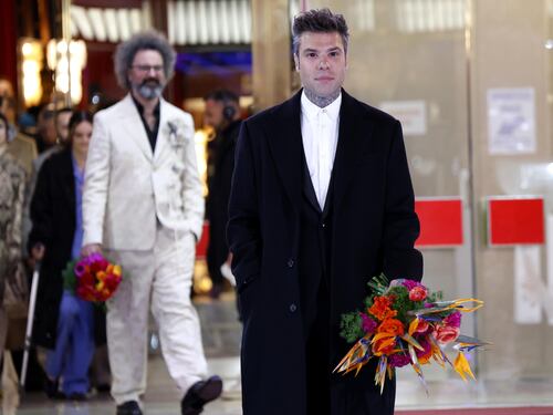Cos'aveva agli occhi Fedez sul green carpet di Sanremo? La foto che preoccupa i fan