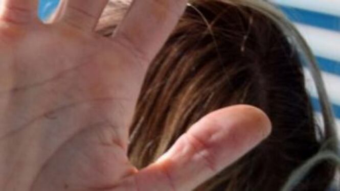 Pesta moglie e figlio con la mazza da baseball, arrestato