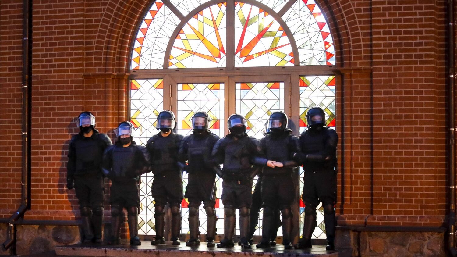 Bielorussia, ora l'esercito blocca l'arcivescovo al confine