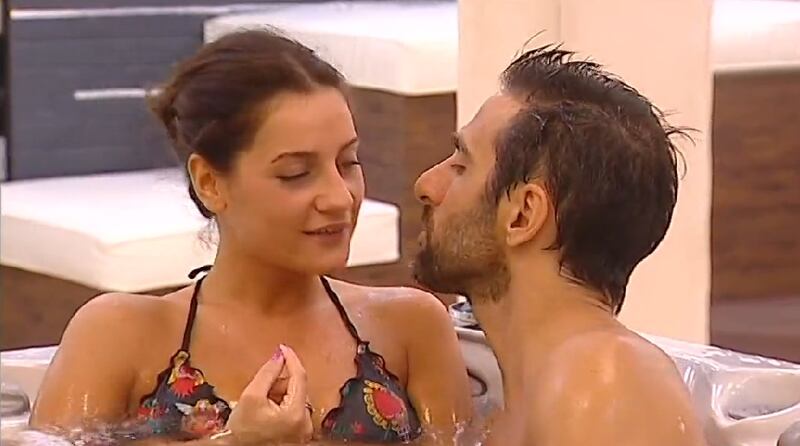 Grande Fratello 14, baci e nudi bollenti nell'idromassaggio 11