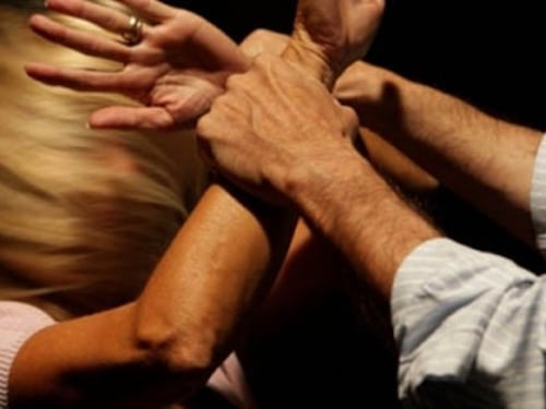 Migrante la stupra ma non viene espulso. E la vittima si lascia morire di fame