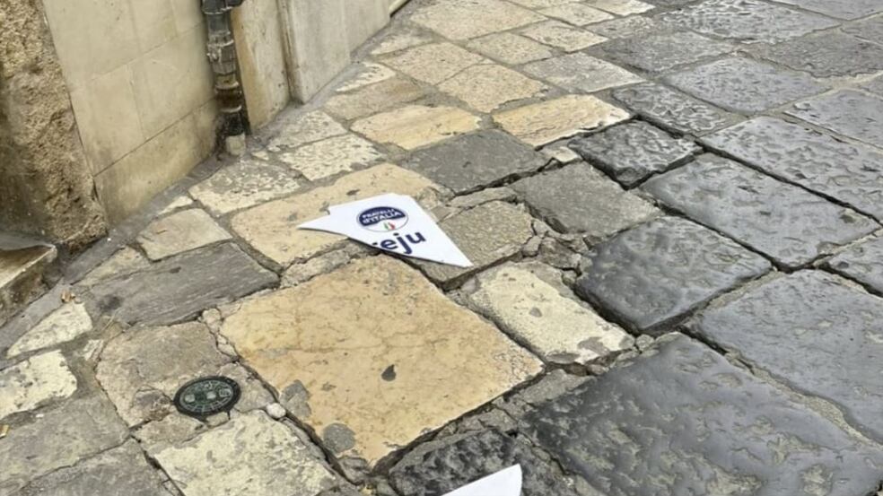 Vandalizzata la targa di Fratelli d'Italia: lo sfregio dei giovani incappucciati