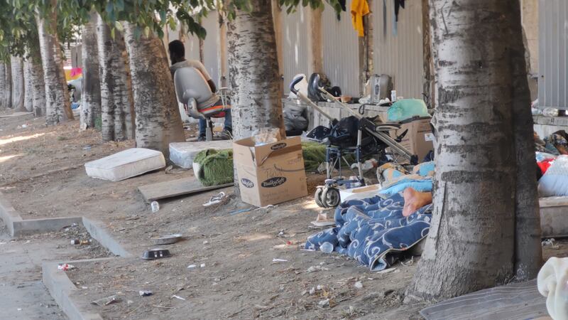 Napoli, clochard accampati davanti all'ospedale Loreto Mare 5