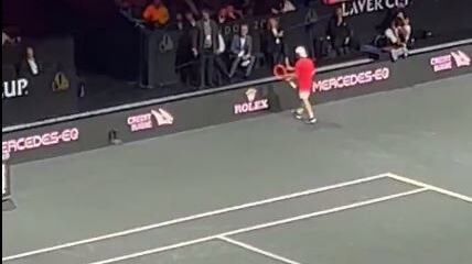 Attimi di tensione alla Laver Cup: un uomo fa invasione di campo e si dà fuoco