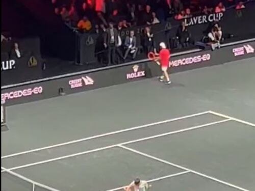 Attimi di tensione alla Laver Cup: un uomo fa invasione di campo e si dà fuoco