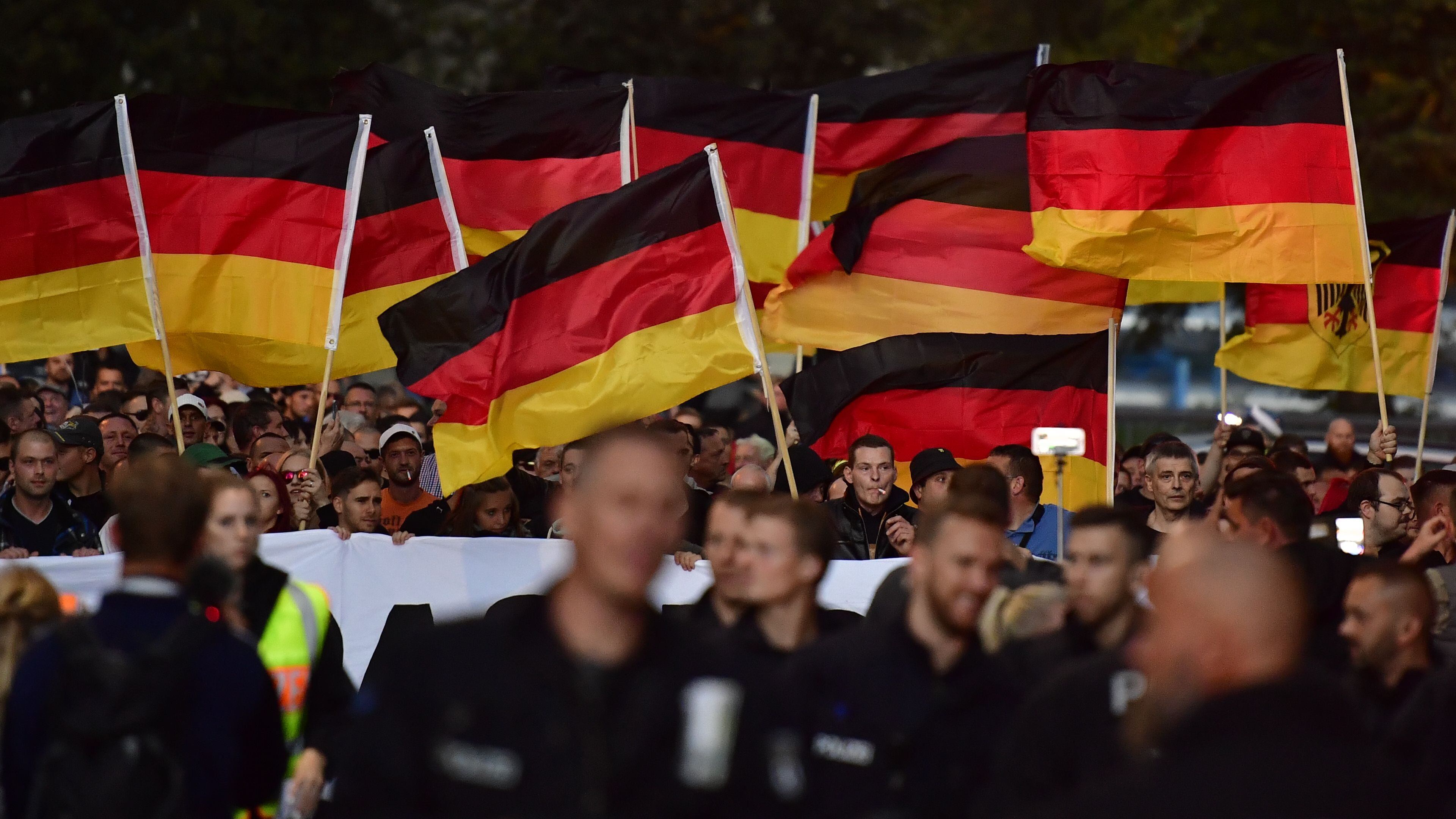 Alta tensione in Sassonia arrestati sei neonazisti: "Preparavano attentati"