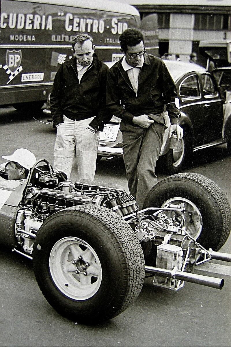 John Surtees, Mauro Forghieri e la Ferrari 158 ai box del Nürburgring nel 1965
